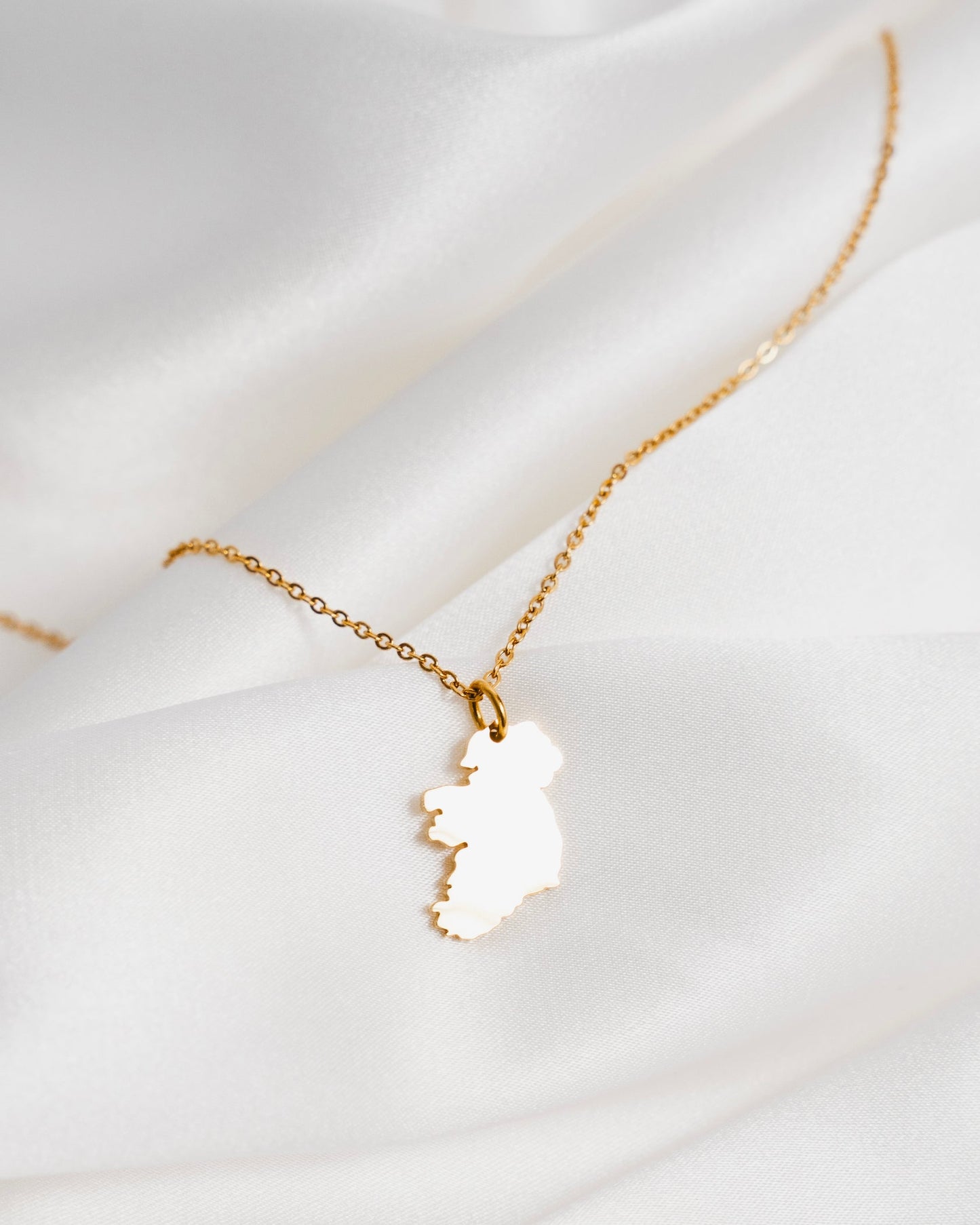 Fíor Ireland Map Necklace Gold