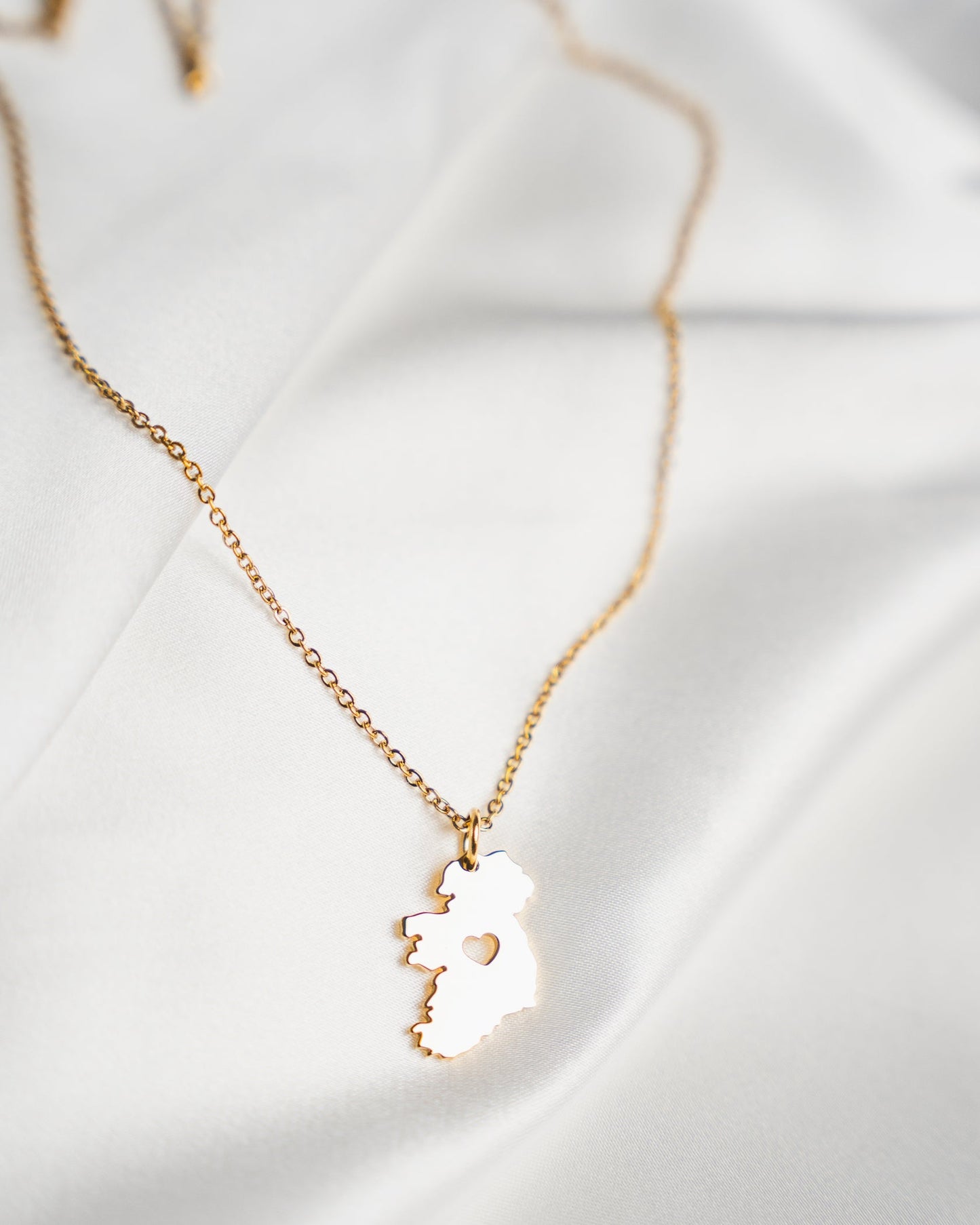 Fíor - Ireland Heart Map Necklace Gold