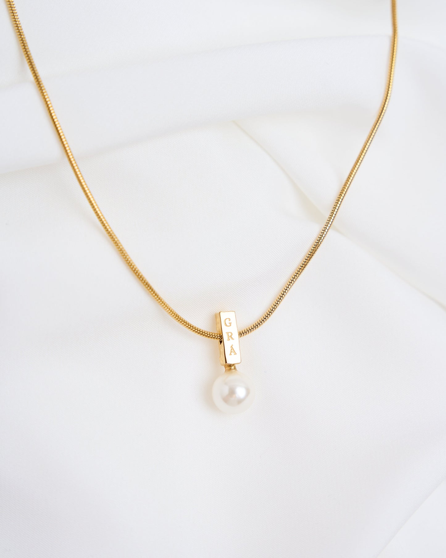 Fíor Grá Pearl Pendant