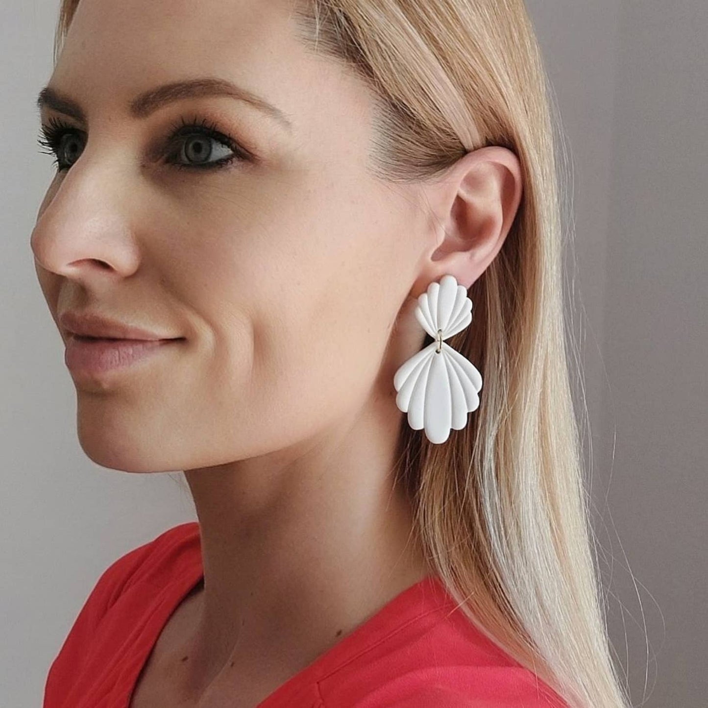 White shell shape earrings