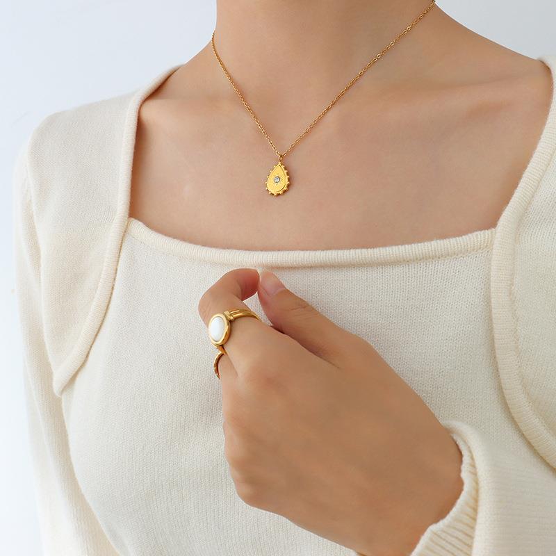 Load image into Gallery viewer, Gold Teardrop Necklace
